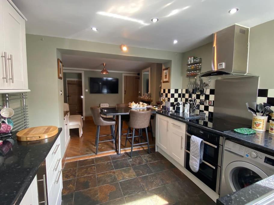 Outskirts Of Ulverston, Entire Cottage - Sleeps 4 阿尔弗斯顿 外观 照片