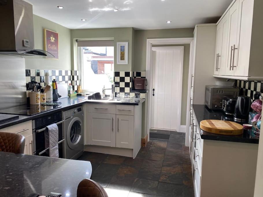 Outskirts Of Ulverston, Entire Cottage - Sleeps 4 阿尔弗斯顿 外观 照片
